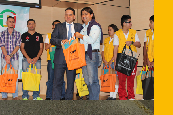 El alcalde Municipal  hace entrega de los equipos a los profes de todo Itagui por que la educación en ITAGUI YA CAMBIO